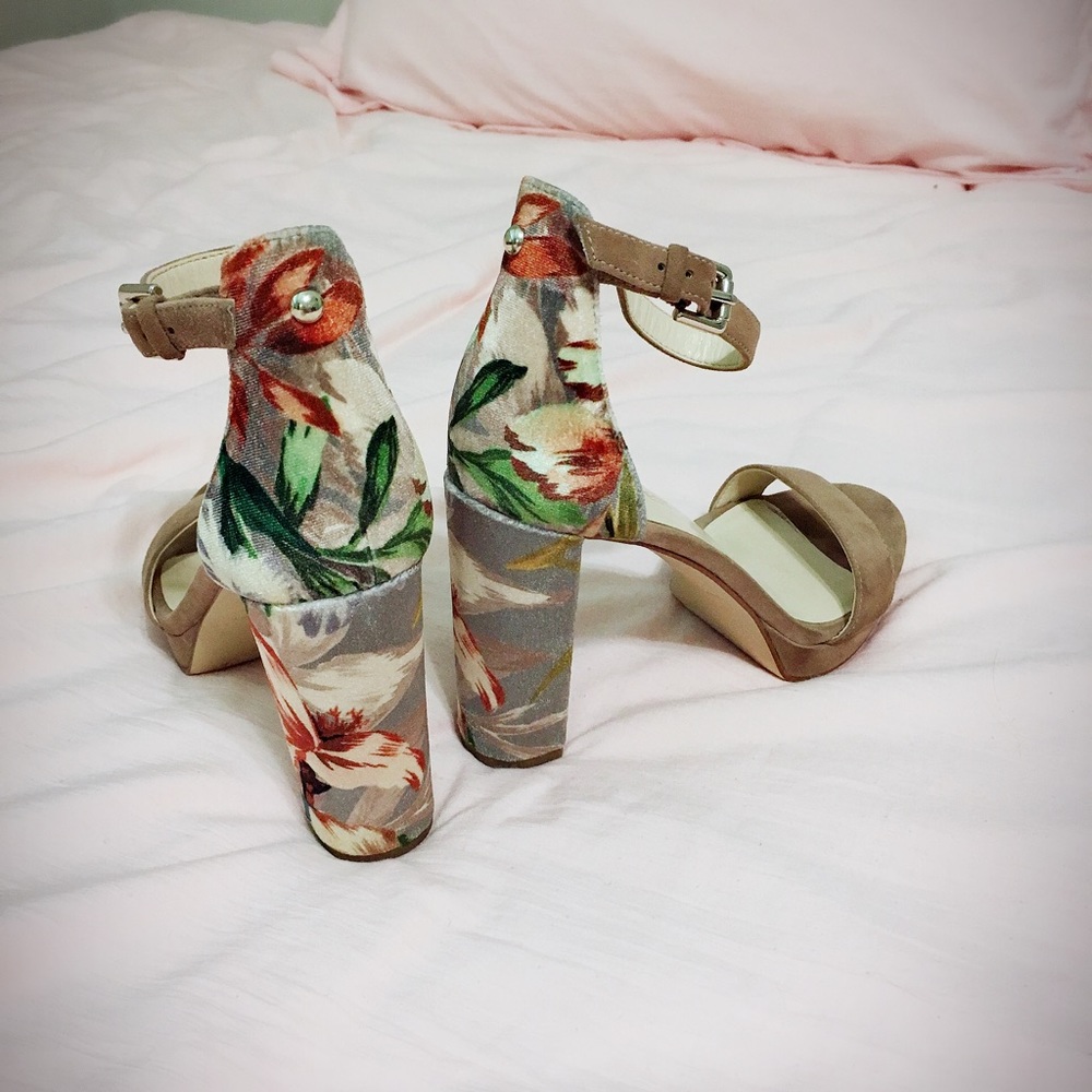 Sandle heels with 🌸